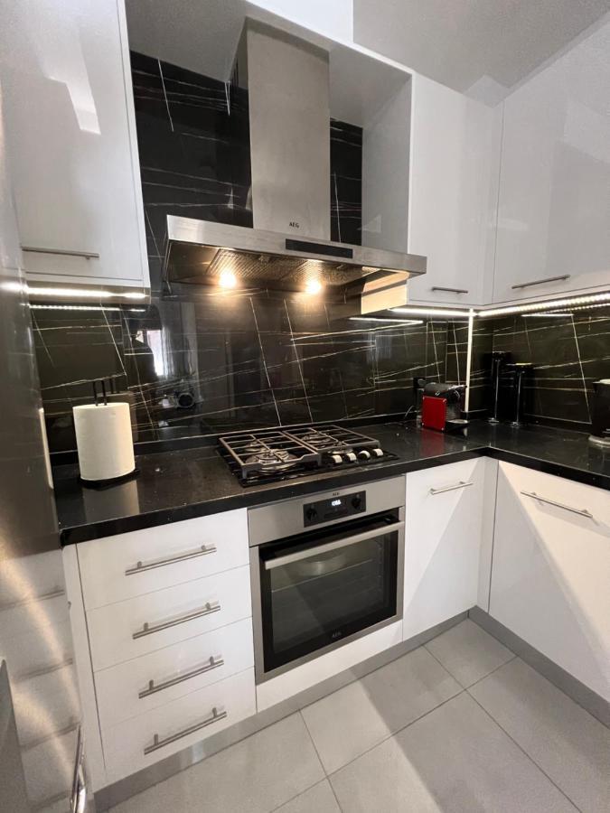 Modern Apartment Close To Airport With Gym And Bbq Heraclión Exterior foto